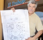 Oscar Marín muestra el Mapa de la Plaza de Armas, en su opinión y demás miembros del Comité Ciudadano por un San Felipe Transparente y Participativo, la creación de los controversiales estacionamientos solo generará caos y la muerte del centro mismo de San Felipe. La marcha es hoy a partir de las 12:00 Horas.