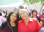 En la foto de archivo, junto a la ex Presidenta Michelle Bachelet,  la Presidenta nacional de Anecap, Bernardina Muñoz, quien fuera sorprendida y maniatada por los antisociales.