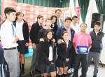 Alumnos favorecidos con la beca junto a dirigentes vecinales y autoridades durante la ceremonia de entrega, posaron para Diario El Trabajo.