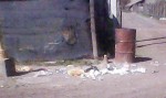 Esta foto, suministrada por Leiva, sería el tarro que semana a semana la vecina le deja llena de basura frente a su casa.