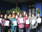 Un grupo de egresadas de los cursos de computación que brinda la Biblioteca, entre muchas otras mujeres que han sido beneficiadas.