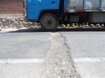 En una actitud bastante irracional pero que denota la desesperación por las altas velocidades de algunos vehículos, vecinos de Calle Brasil rompieron la calzada, lo que traerá graves consecuencias cuando lleguen las lluvias.