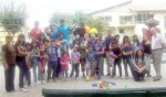 Los participantes del taller de murga comunal, quienes el sábado recibieron una capacitación en zancos, malabarismo y monociclo en una actividad pública en la plaza de Santa María.