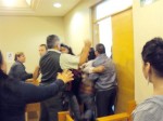 Ambas familias protagonizaron una batalla de proporciones, propinándose jalones de pelo, golpes de puño y amenazas de muerte cuando el Magistrado dispuso su desalojo.