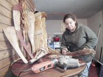 Karina Delgado mostró a Diario El Trabajo cómo, con las herramientas adecuadas, ella prepara cada hoja de palmera para transformarla en bellas máscaras artesanales.