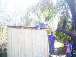 Diario El Trabajo registró el momento en que trabajadores de la Junta Vecinal instalaban la media agua para Juan Carlos Ramírez.