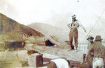 Esta foto muestra al mismo Peter Horn sobre el madero aún en el suelo dirigiendo la obra para ser levantado.