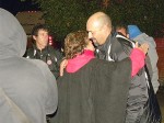 Antes  de abandonar el estadio,  algunos hinchas se despidieron  afectuosamente  el  entrenador, al cual le agradecieron  el haber dejado  el  equipo  en la Primera A.