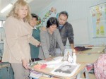 La Directora del colegio, María Teresa Donoso, junto a profesores de Matías junto al puesto vacío del menor.