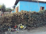 Justo en el lugar del crimen, familiares y amigos rindieron homenaje con la construcción de un pequeño santuario que recuerda la memoria de Carol González, donde aún quedan vestigios de las llamas del fuego.