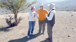 Jorge Burgos, profesional de Conaf, conversa con un guía de turismo y una turista sobre el valor del bosque nativo en Jahuel.