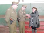 Momento en que el Sargento Henríquez hace entrega de la billetera a Gladys Guerra.