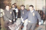 En la fotografía el personal de Policía de Investigaciones trasladado el cuerpo de Tamara Lepe, fallecida el pasado 6 de noviembre del año 2011.