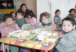 El refrán que reza: ‘Guatita llena, corazón contento’, de seguro que se cumple a cabalidad para estos pequeñitos que, desde este lunes, cuentan con todo el servicio alimenticio de manera completa.