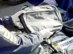 Al interior del bolso, Carabineros encontró varias joyas que los sospechosos intentaban también vender en la calle. (Foto archivo)