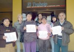 Doce familias del Bloc 1340 de Villa Departamental, acudieron a Diario El Trabajo para expresar su malestar con los altos cobros que Esval les hace desde enero.