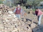 Guillermo Caneo, de 83 años, asegura que tiene la leña más seca y barata de la provincia, pues con él y sus hijos, no se pagan los sobreprecios de los intermediarios.