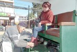 María Saa, una sanfelipeña que gusta de usar botas de cuero, acudió al puesto de trabajo de don Marcos Tapia. Ambos pasaron los minutos platicando mientras él le lustraba su calzado.