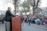 El Alcalde Guillermo Reyes insistió en que la solución solo la puede dar el Presidente Piñera, y llamó a los vecinos a no generar desórdenes y manifestarse pacíficamente.
