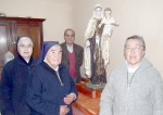 Las religiosas de la congregación El Buen Pastor y el Presidente de la Junta Vecinal de Villa El Carmen, Hugo Venegas, posan para Diario El Trabajo junto a la imagen de la Virgen del Carmen.