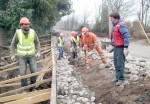 Las cámaras de Diario El Trabajo captan el momento en que decenas de obreros fabrican un sólido muro de contención en Ruta E705, kilómetro 4.750, sector de Hacienda Quilpué.
