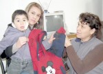La tía de Vicente Parra, Daniela Urbina y la abuela de él, Nancy Saavedra, cuidan del pequeño y aplican los cuidados que su estado amerita.