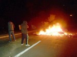 Los jóvenes levantaron barricadas con neumáticos y piedras evitando el tránsito vehicular.