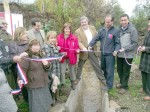 Autoridades presentes en el tradicional corte de cinta.