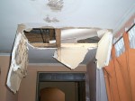 Así quedó el cielo de la vivienda de la víctima luego que el sujeto accediera por ese forado para sustraer el notebook.
