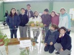 Los alumnos reutilizaron materiales de desecho para confeccionar diversos elementos como estos llamativos y prácticos maceteros.