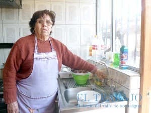 Nora Carvajal nos muestra como no sale agua en su vivienda.