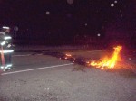 La presencia de neumáticos en llamas fue alertada por los propios automovilistas que pasaban por el sector.