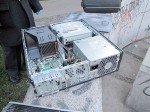 Aunque se está investigando el hecho, al parecer uno de los sujetos habría perdido el equilibrio y cayó por el techo al suelo, por lo que dejó botada la CPU y se dio a la fuga.