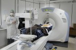 El nuevo equipo que se encuentra en el hospital San Camilo permite tener mayor precisión en los exámenes que se realizan, lo que implicaría además realizar un mayor número de exámenes.
