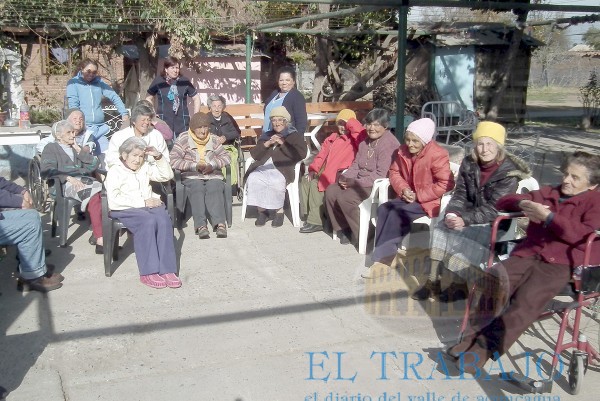 Los abuelos del Hogar Trivelli permanecían animados y tomando el sol y realizando sus tertulias.