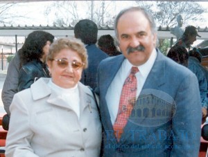 La obra de Dolores Estay ha sido reconocida por toda una generación de sanfelipeños en el Hogar Trivelli, ella fue reconocida como ‘Ciudadana Ilustre’ hace algunos años. Foto del recuerdo con el Alcalde Jaime Amar en la década de los 90’.