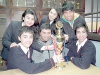Ellos son nuestros Campeones del Debate en Inglés de la zona central de Chile. Posan para Diario El Trabajo: Gonzalo Del Canto, Robin Espinoza, Camila, Horacio Guzmán, Alejandro Villarroel y el Profesor de Inglés, Patricio Vera Castillo, todos ellos del Liceo José Agustín Gómez.