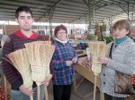 La señora Ana Luis Ponce y su nieto Carlos Fuentes, también trabajan duro en la venta directa de escobas, tanto en la Feria Mayorista de Hacienda Quilpué, como en otros escenarios comerciales de la provincia.