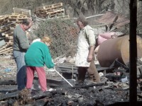 Sólo escombros es lo que hay en el hogar que sucumbió por las llamas la mañana de ayer.
