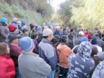 En la foto de archivo, vecinos del sector Santa Isabel cuando se tomaron el camino la mañana del miércoles 23 de mayo pasado, para protestar por las malas condiciones de la ruta y la peligrosidad que significa para quienes transitan por el lugar.