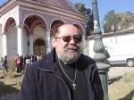 El párroco Luis Núñez sostuvo que recién el próximo año se podrán conocer los costos de las obras de restauración del templo de Curimón que se aprecia a su espalda.