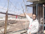 Con estos alambres degolladores se había protegido el local, pero los sujetos ingresaron de todas maneras, al parecer desde el terreno eriazo que se ubica al fondo.