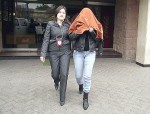 La joven madre es conducida por personal de la PDI hasta el Tribunal donde finalmente quedó en libertad con firma mensual.