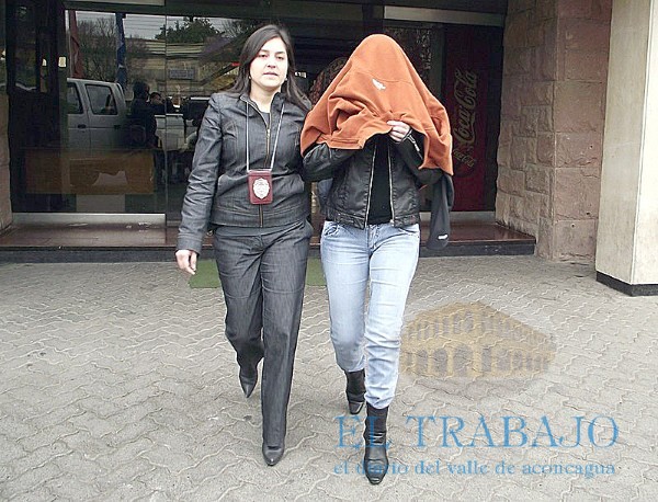 La joven madre es conducida por personal de la PDI hasta el Tribunal donde finalmente quedó en libertad con firma mensual.