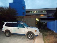Personal de la PDI llegó hasta el Hospital San Camilo para periciar el cuerpo del joven Giovanni Montenegro Vergara, fallecido de un disparo de escopeta en el bajo abdomen.