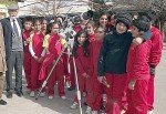 El Premio Nacional de Ciencias, Profesor José Masa, junto a estudiantes de enseñanza básica.