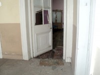 Diversos daños en puertas y ventanas dejaron los antisociales que ingresaron a las dependencias del Colegio de Profesores.