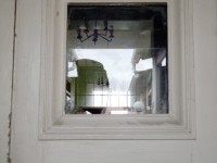 Diversos daños en puertas y ventanas dejaron los antisociales que ingresaron a las dependencias del Colegio de Profesores.