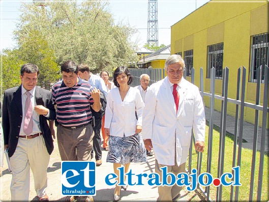 El Director de Salud Rodrigo Infante junto al Ministro Jaime Mañalich y el Alcalde Mauricio Navarro en un recorrido por el Cesfam Centenario.