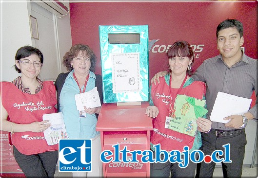 Los funcionarios de Correos de Chile muestran a Diario El Trabajo el Buzón para el Viejito Pascuero. Iniciativa que usted puede apoyar, recogiendo su carta y regalando un juguete a un niño sanfelipeño.